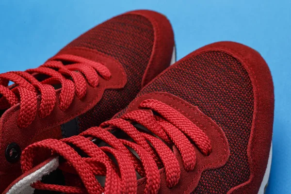 Zapatillas Deporte Rojas Sobre Fondo Azul Los Zapatos Casuales Están —  Fotos de Stock