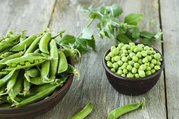 bezelye temizlenmiş ve bakla ahşap bir adam üzerinde