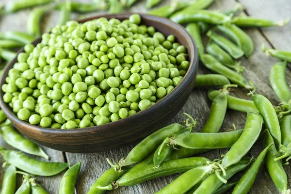 Erbsen Gerodet Und Hülsen Auf Einem Hölzernen Backblech — Stockfoto