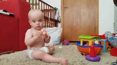 Küçük çocuk oyuncaklarla oynuyor.