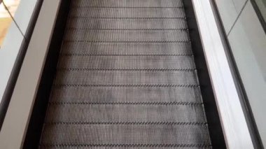 yürüyen merdiven yol havaalanında