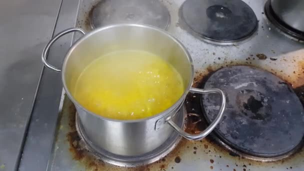電気ストーブの上のスープ鍋 — ストック動画