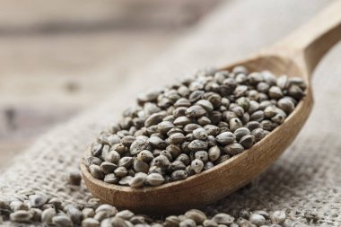 çuval bezi gelmedi, tex için alan rustik bir tahta kaşık kenevir tohumu