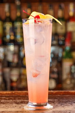 Plaj için kokteyl. Pembe renk alkollü bir kokteyl bar üzerinde duruyor alkol arka plan bulanık üzerinde sayaç