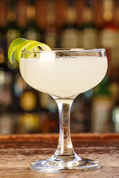 Daiquiri Cocktail Verão Com Suco Limão Rum Açúcar Cocktail Bar — Fotografia de Stock