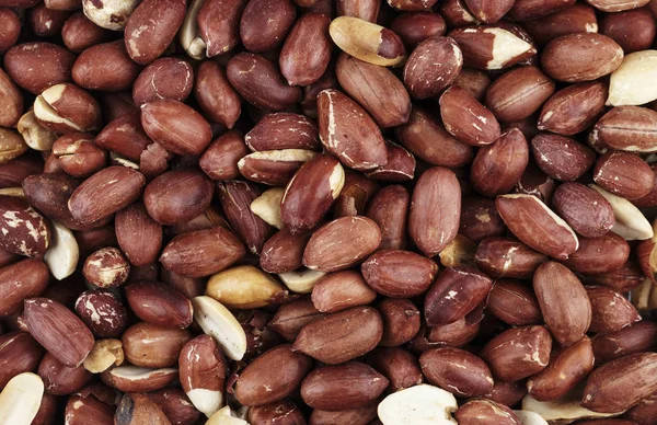 çiğ fıstık arka plan olarak dağılmış. metin için yer. besleyici vejeteryan yemek. bira snac