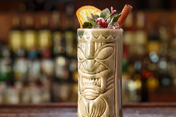 Erfrischender Alkoholischer Sommercocktail Tiki Glas Steht Der Bar Des Restaurants — Stockfoto