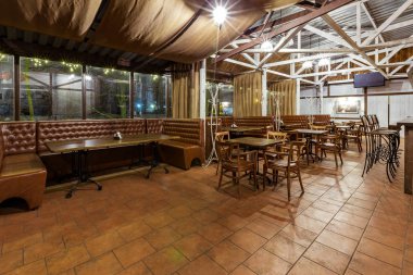 Akşamları Konuklar için oturma bir sürü boş Restoran. Müzik kulübü, şehrin gece hayatı. Kiev. 14 Mart. 2018