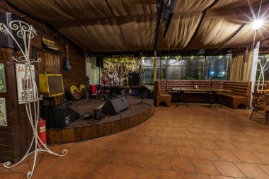 Akşamları Konuklar için oturma bir sürü boş Restoran. Müzik kulübü, şehrin gece hayatı. Kiev. 14 Mart. 2018