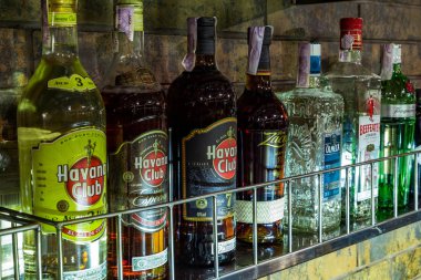 alkol Bar şişe. Bir restoran veya bir gece kulübünde alkol satışı. Kiev. 14 Mart 2018