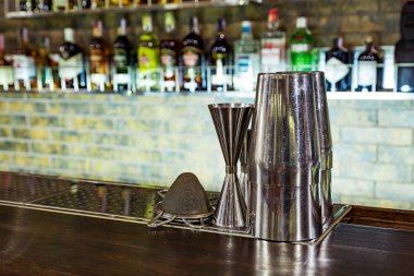 Shaker çubuğundaki bir gece kulübü ya da restoran. barmen iş için aksesuarlar. Kiev. 14 Mart 2018