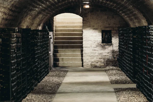 Vieja Bodega Largo Las Paredes Hay Estantes Con Muchas Botellas —  Fotos de Stock