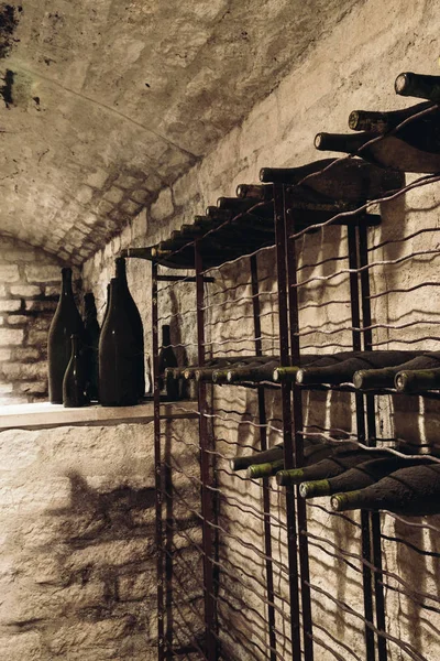 Botellas Vino Estanterías Una Antigua Bodega Vinificación Francia —  Fotos de Stock