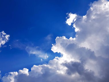 mavi gökyüzü bulutlu. güneşli bir pastoral bir resmi. tex için yer