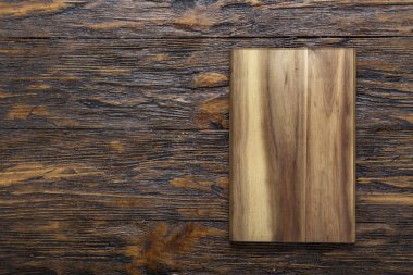 kesme tahtası ahşap bir yüzey üzerinde. yukarıdan görüntüleyin. tex için yer