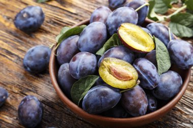 Organik olgun erik masanın üzerinde bir ürün. tex için yer