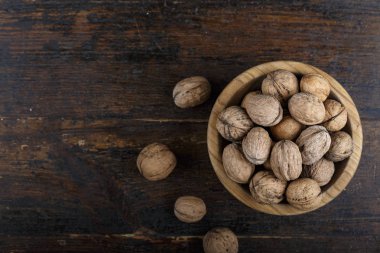 Bütün ceviz bir plaka üzerinde eski bir tabloyu ve karanlık bir arka plan. tex için yer