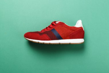 parlak zıt arka plan üzerinde bir kırmızı spor ayakkabı. tex için yer