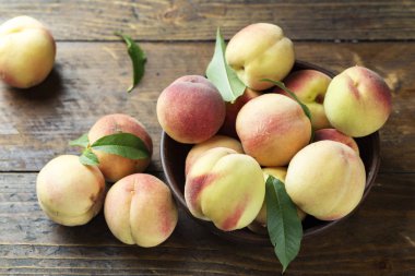 yaprakları ile organik şeftali masanın üzerine dağılmış. abov görüntülemek