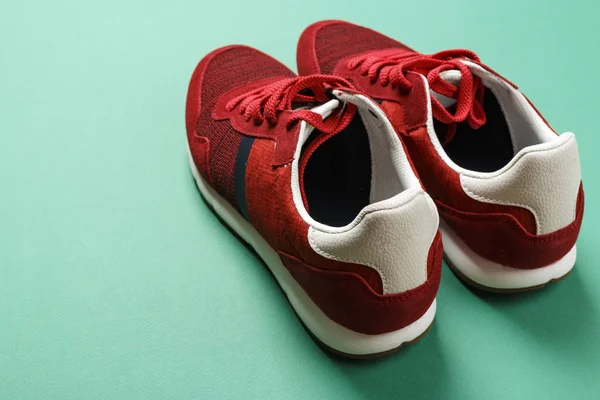 Czerwone Buty Sportowe Jasnym Tle Kontrastujące Miejsce Dla Tex — Zdjęcie stockowe