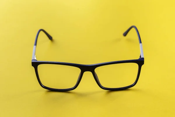 Brille Mit Transparenten Gläsern Mit Dioptrien Auf Gelbem Hintergrund Stilvoller — Stockfoto