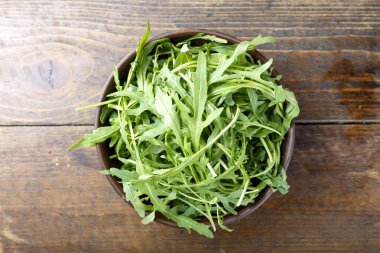 taze roka ahşap arka plan üstten görünüm üzerinde. vitamini yemeklerin hazırlanması