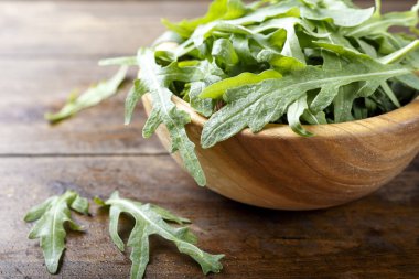 taze roka ahşap arka plan bir ahşap plaka üzerinde. vitamini yemeklerin hazırlanması