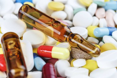 renkli hapları ve ampul arka plan olarak dağılmış. parlak tıbbi adam