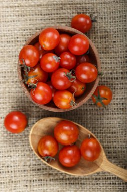 kiraz domates Sivas'tan, yanındaki plaka üzerinde bir tahta kaşık yatıyor. abov görüntülemek