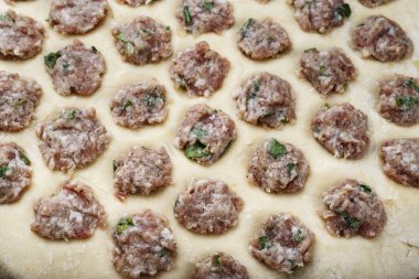 Mantı domuz forcemeat evde baharat ile üzerinden hazırlanması. hamur ve kıyılmış et hamur tatlısı