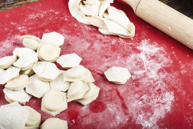 Mantı domuz forcemeat evde baharat ile üzerinden hazırlanması. hamur ve kıyılmış et hamur tatlısı