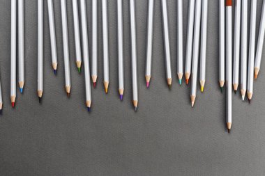 Multy kalemler bir siyah arka plan arka plan üzerinde renkli. tex için yer