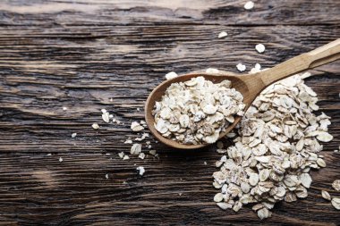 çiğ yulaf ezmesi, bir tahta kaşık yulaf ezmesi ile üzerine dağılmış. tex için alan