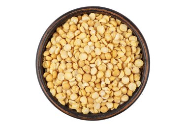 Beyaz bir adam izole bir tabak içinde pişmemiş kuru sarı bezelye