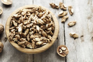 Ceviz ahşap arka plan, bir plaka üzerinde. yararlı besleyici protein ürün. tex için yer