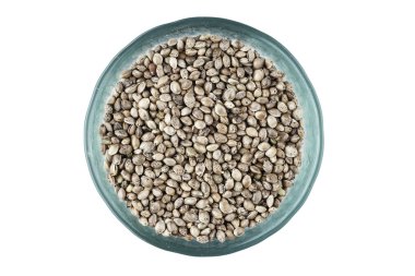 Beyaz arkaplanda izole edilmiş bir tabakta esrar tohumları, teks için yer