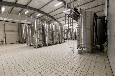 Paslanmaz çelik tank üst üste winery içinde modern şarap mahzeni. 
