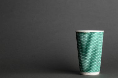 siyah bir arka plan, tex için yer tek kullanımlık bir fincan kahve