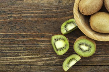 kivi ahşap arka plan bir tabağa kesilmiş, meyve dokusuna açıkça görülmeye başlıyor. tex için yer