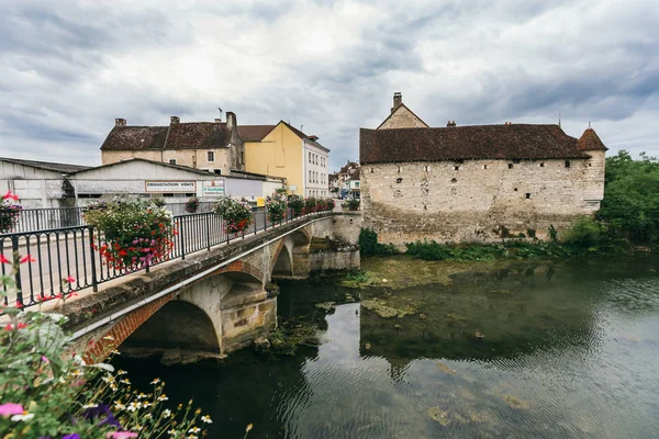 Пейзаж Средневекового Французского Города Над Каменным Озёрным Мостом Цветами Шабли — стоковое фото