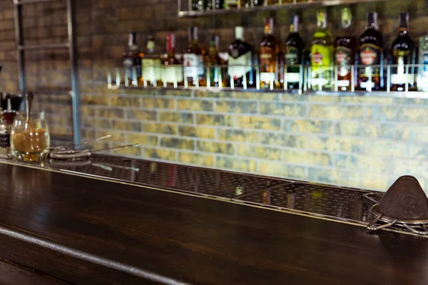 Bar Restauracji Lub Klubie Nocnym Ścianie Wzdłuż Paska Jest Alkohol — Zdjęcie stockowe