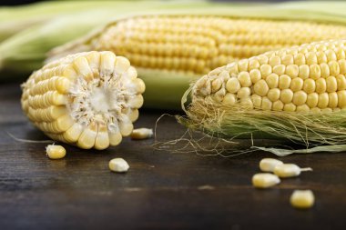 ham Mısır ve bitki örtüsü içinde masanın üzerine dağılmış. tex için yer