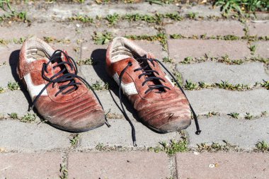 eski kirli erkek spor ayakkabı roa üzerinde durmak
