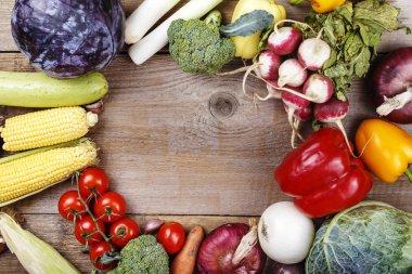 farklı sebze arka plan olarak. Merkezi - ahşap boş masa, metin için bir yer