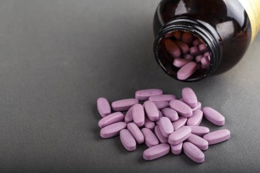 uzun pembe tablet siyah bir tablo. tarafından ilaçlar hastalıkların tedavisinde. hap bağımlılığı. tex için yer