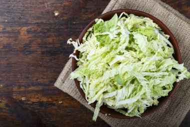 ahşap bir zemin üzerine kıyılmış Pekinli lahana. tex için yer