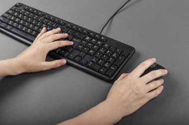 siyah bilgisayar klavyesindeki eller. Ofis Ekipmanları