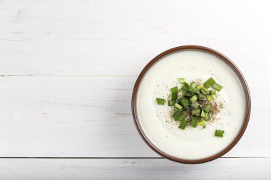 Karnabahar masaya bir tabak içinde yapılan kremalı sebze çorbası. yakın ve bir tabak içinde başka bir şey değildir. tex için yer