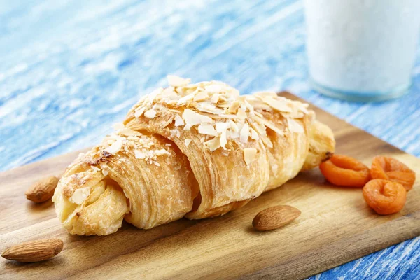 Croissant Proaspăt Pahar Lapte Masă Breakfas Tradiționale Franceze — Fotografie, imagine de stoc