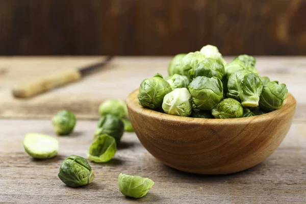 Choux Bruxelles Bruts Dans Une Assiette Sur Une Table Bois — Photo